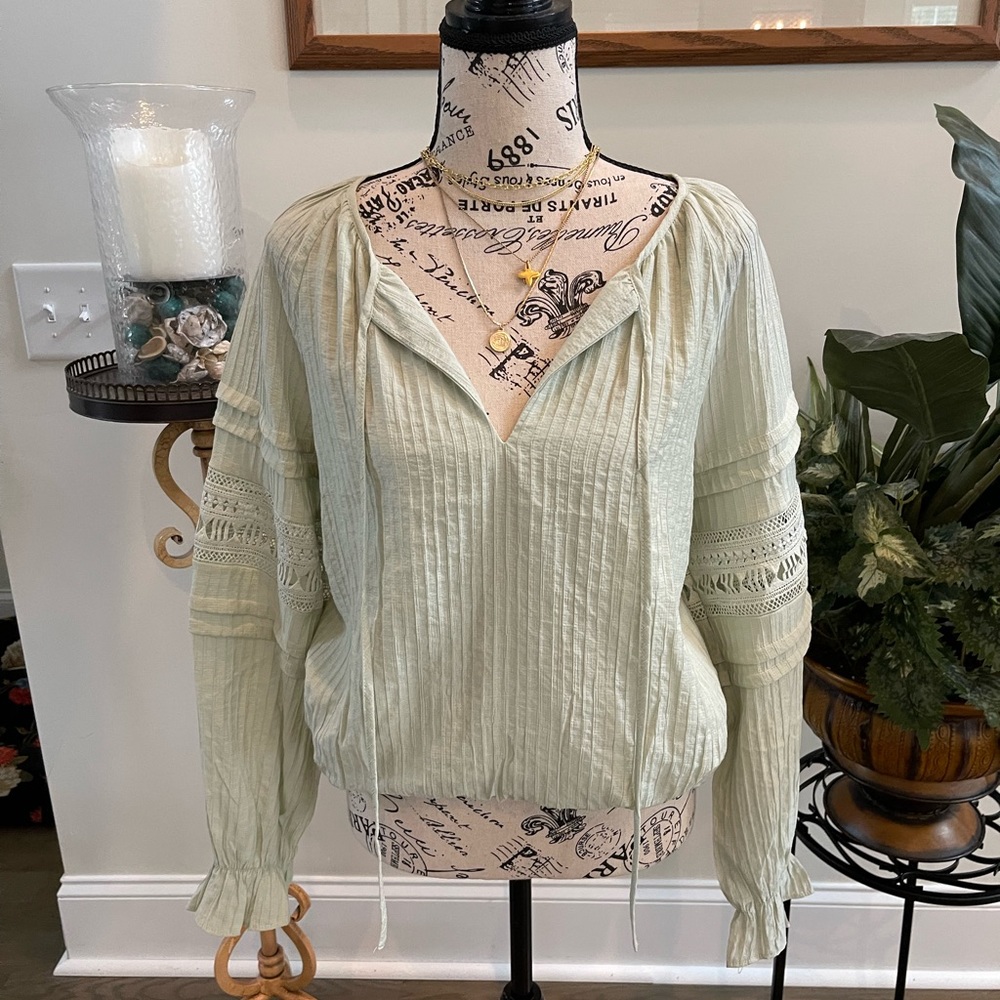Blu pepper medium mint green top. New with tag. Elastic around waist.
